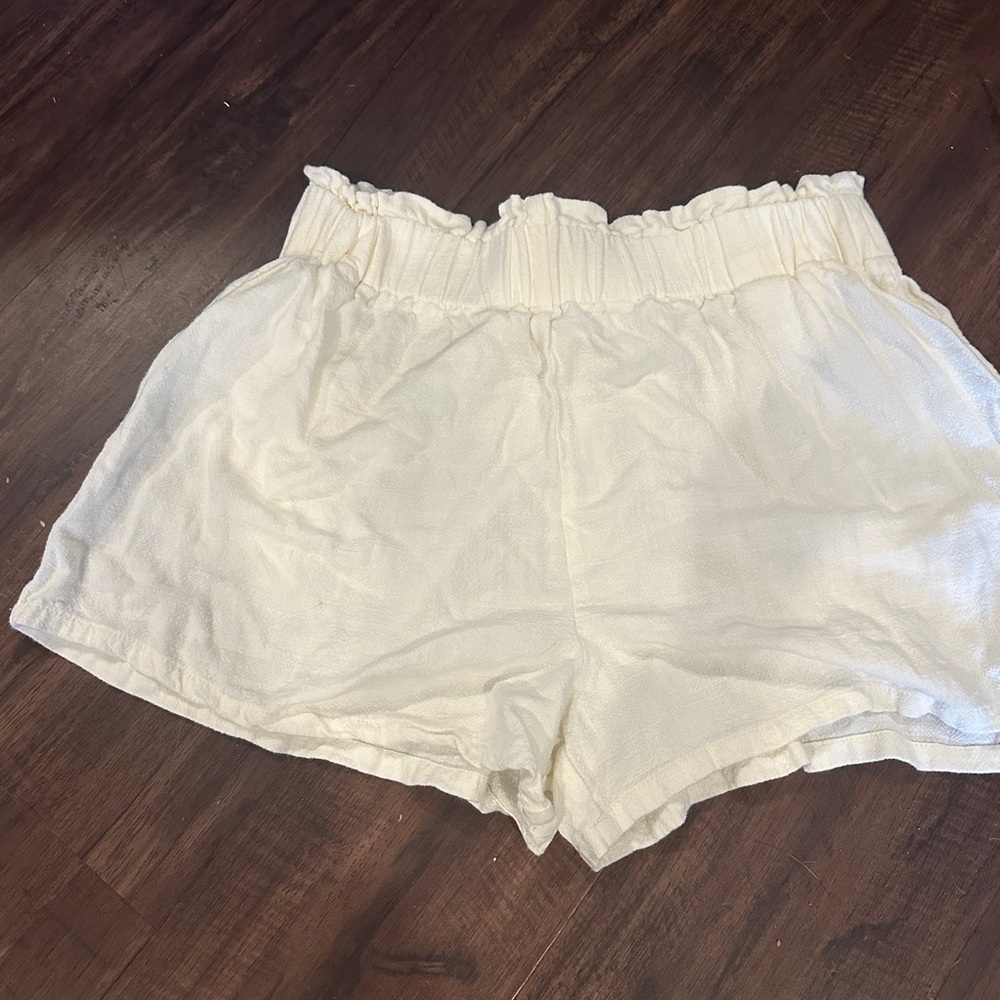 Women’s boutique linen shorts